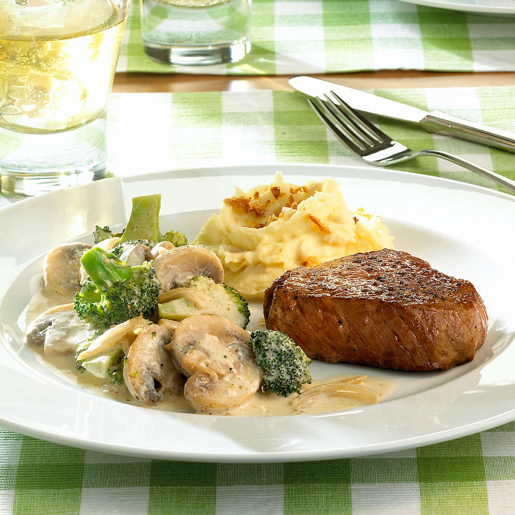Rindersteak mit Broccoli-Pilz-Gemüse - Rezept | Kaufland