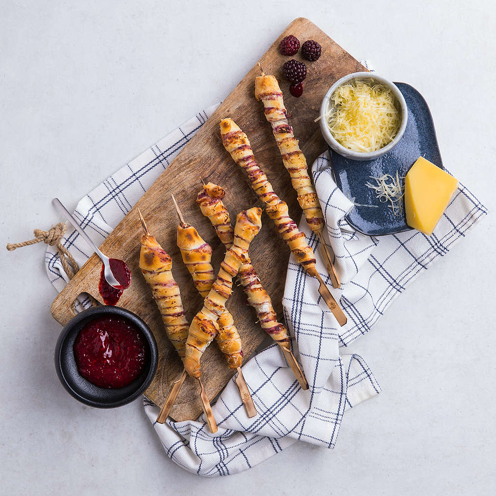 Stockbrot vom Grill mit Bergkäse und Brombeeren - Rezept | Kaufland
