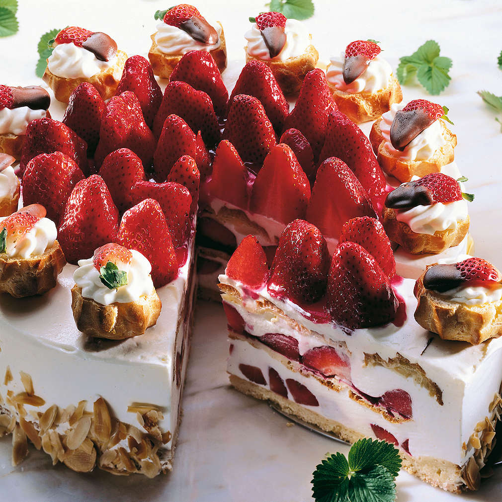 Flockentorte mit Quark und Erdbeeren - Rezept | Kaufland