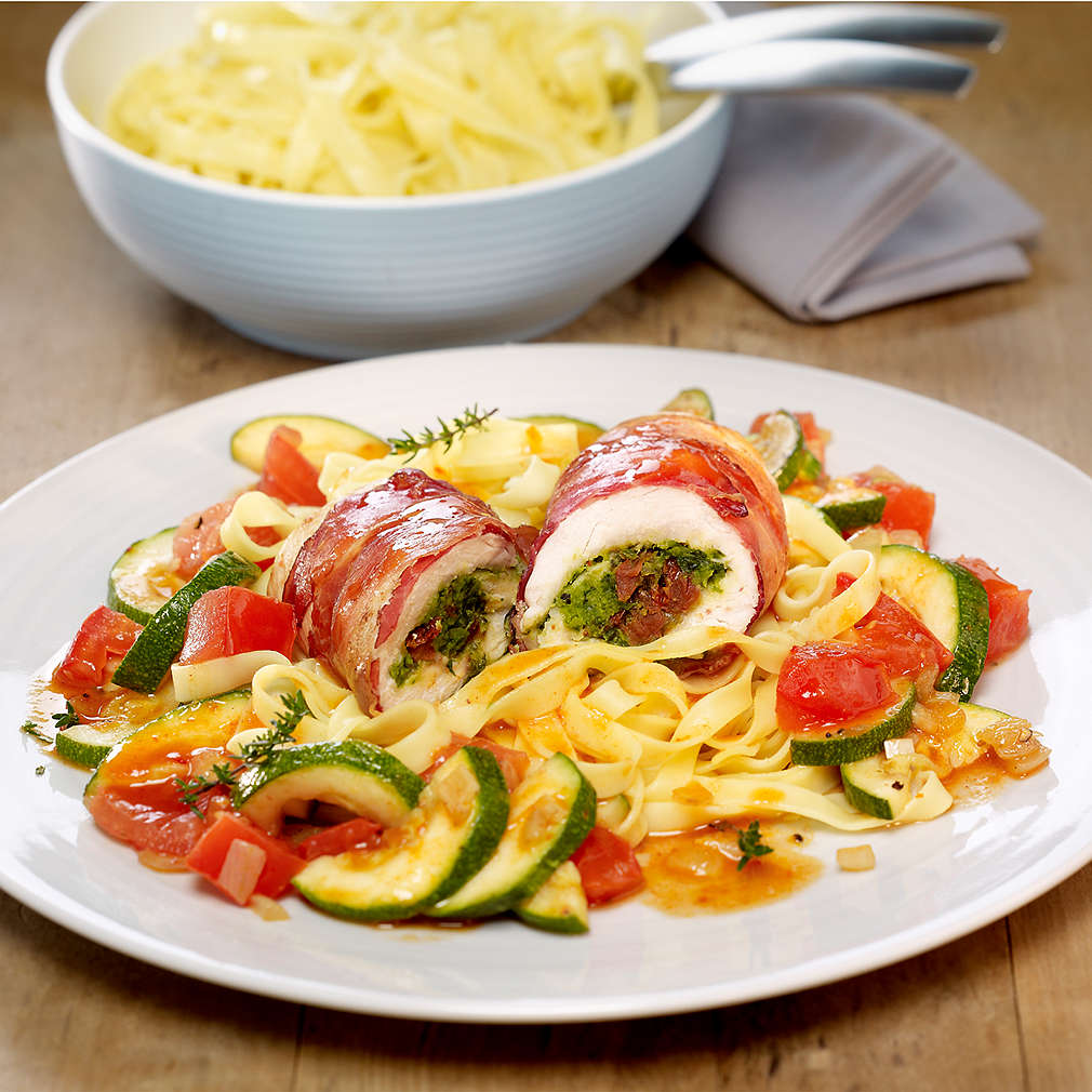 Hähnchen-Roulade mit Mozzarella im Speckmantel - Rezept | Kaufland