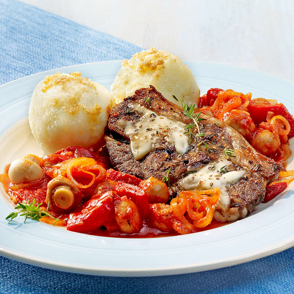 Allgäuer Lammkoteletts mit Tomaten-Paprikasoße und Knödeln - Rezept ...
