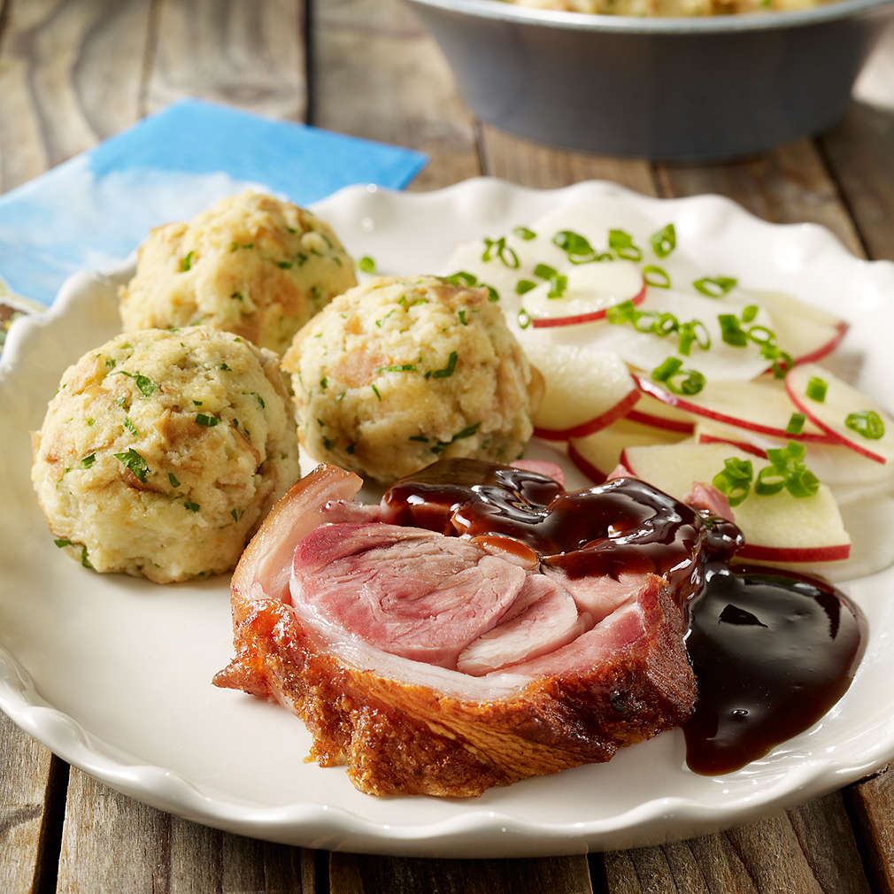 Brezel-Knödel mit Krustenbraten und Rettichsalat - Rezept | Kaufland