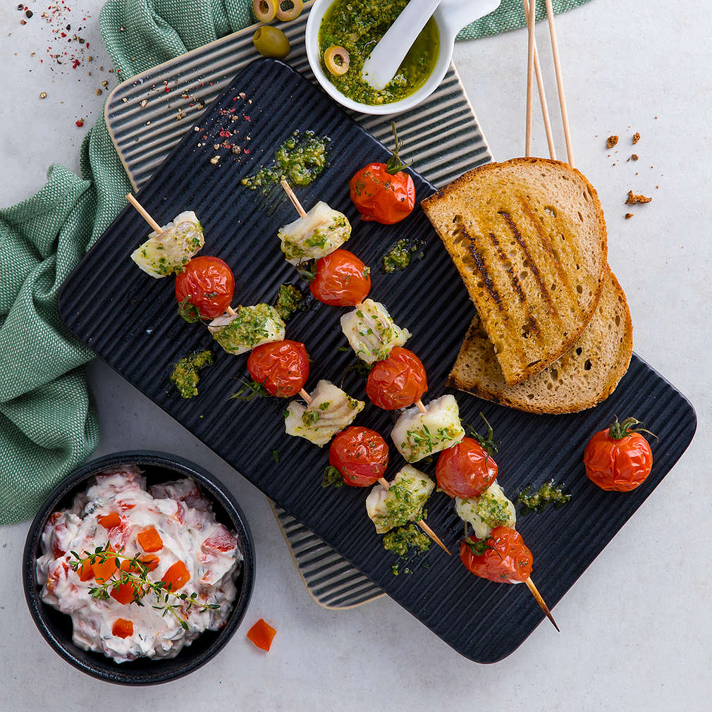 Mediterrane Fischspieße mit Grillpaprika-Dip - Rezept | Kaufland