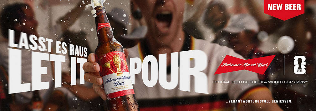 Budweiser-Werbeplakat zur FIFA WM 2026 mit spritzender Bierflasche und dem Slogan „LASST ES RAUS LET IT POUR“.