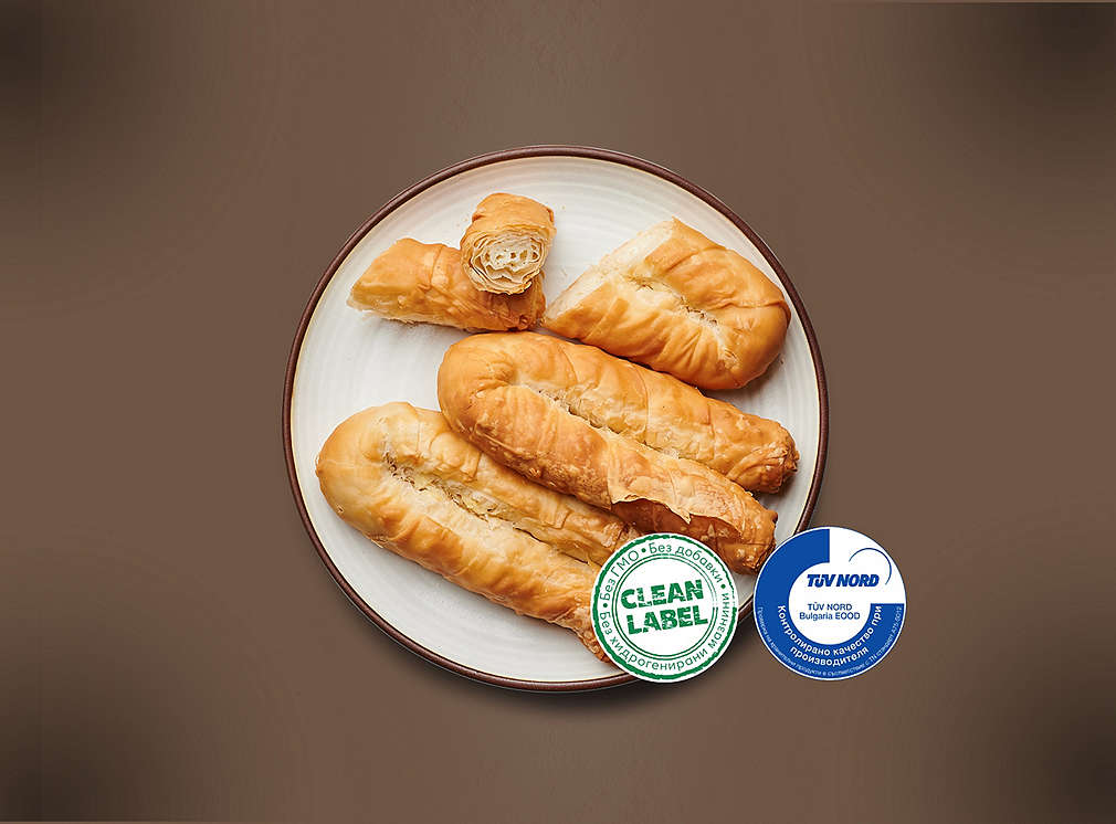 Изображение на Баничка U-образна със сирене, извара и спанак