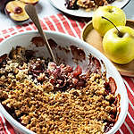Fotografija recepta Crumble s jabukama, šljivama i zobenim pahuljicama
