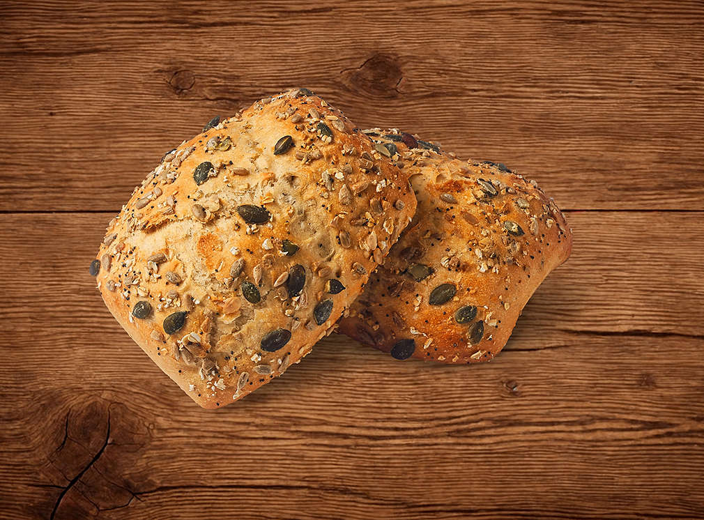 Bułka z ziarnami i makiem