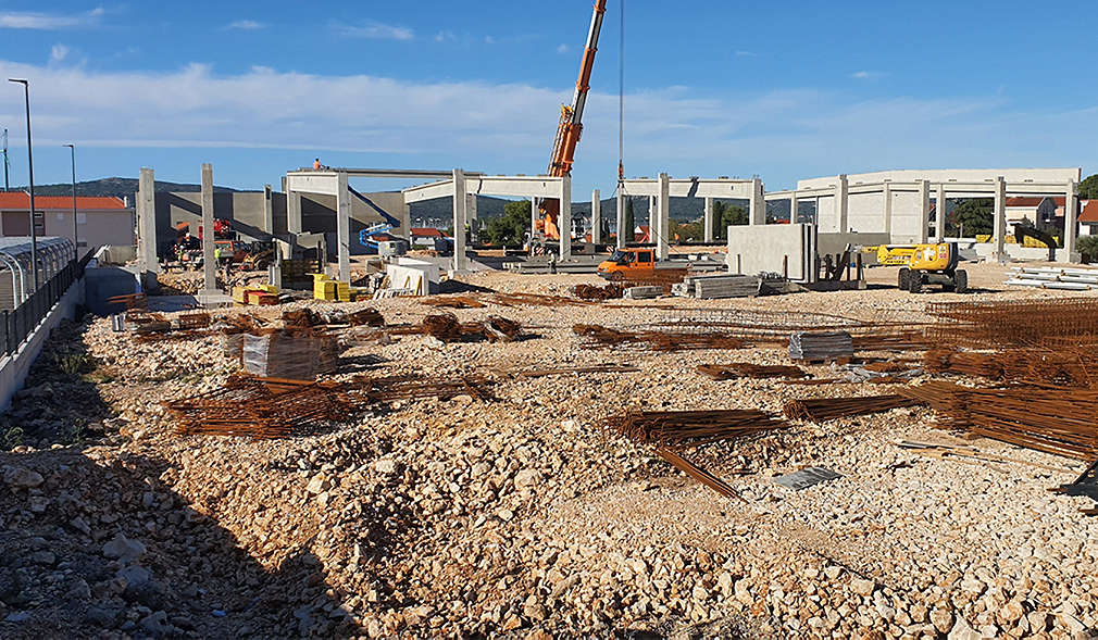 Verschiedene Demeter-Artikel vor grünen Pflanzen; Logo Kaufland und Machen macht den Unterschied
