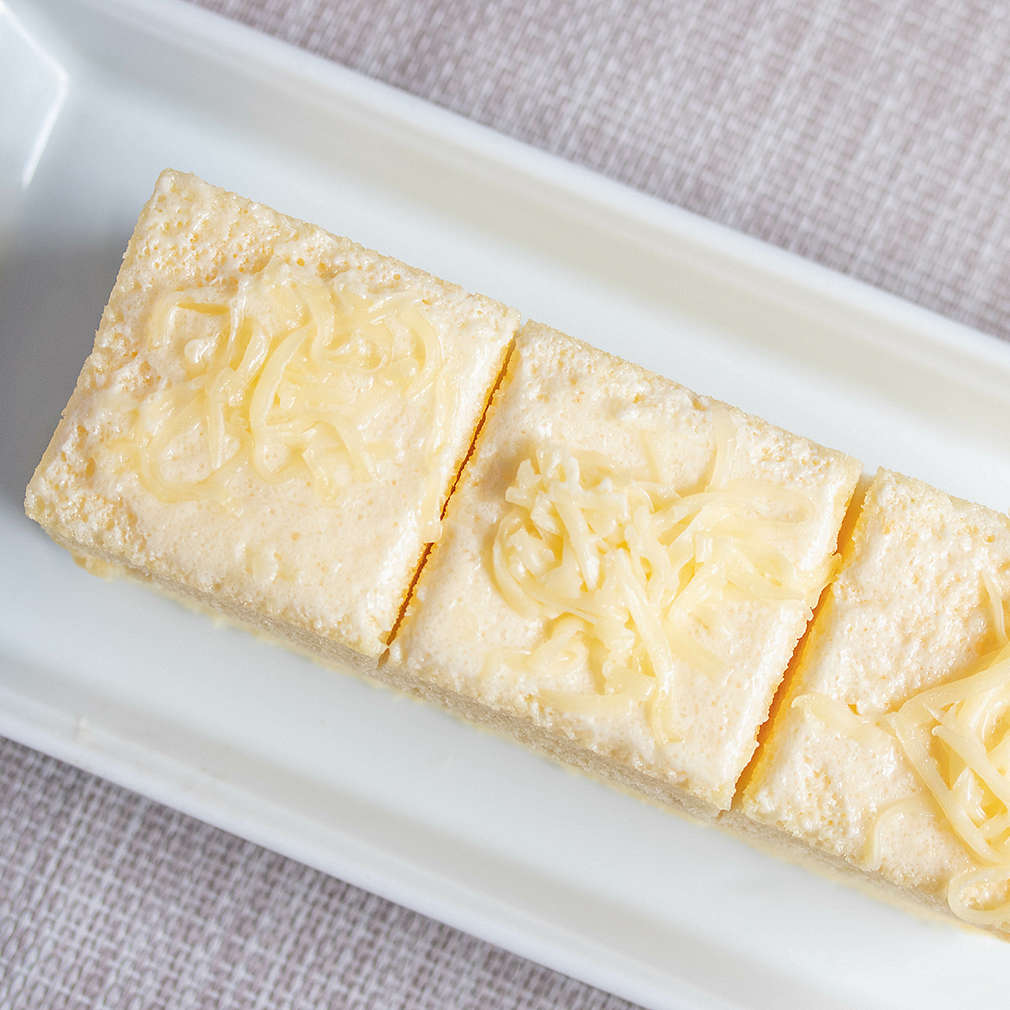 Vanilla cream cake in white plate