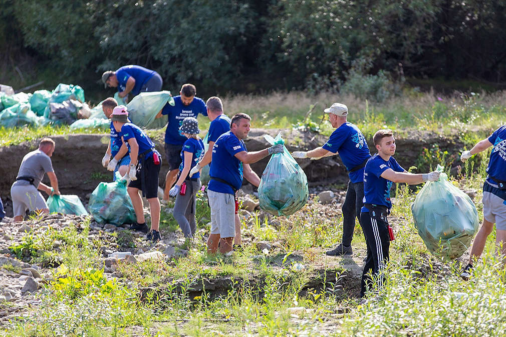 Angajații Kaufland intervin și ajută la o campanie de curățare