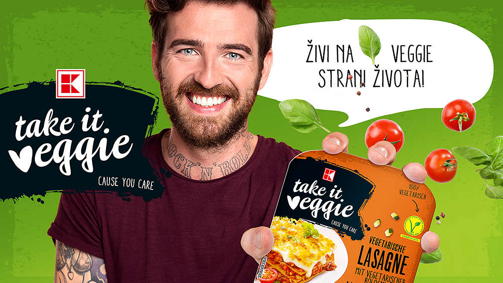 Mladić s veganskim jelom u ruci