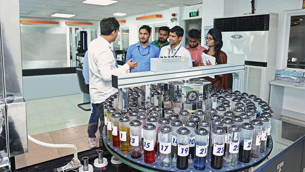 Die Studenten lernen die Produktion kennen