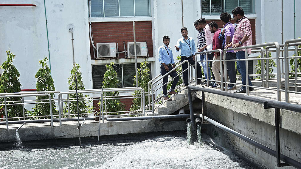 Die Studenten erahlten Information zum Wasser