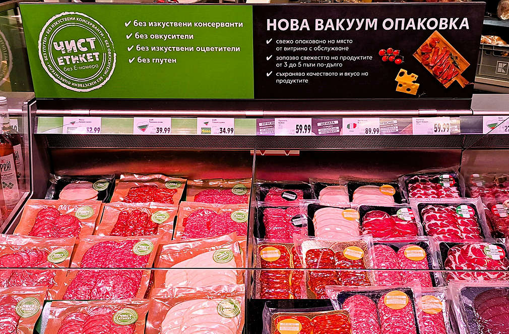 Изображение на свежи колбаси от витрината с обслужване на Kaufland