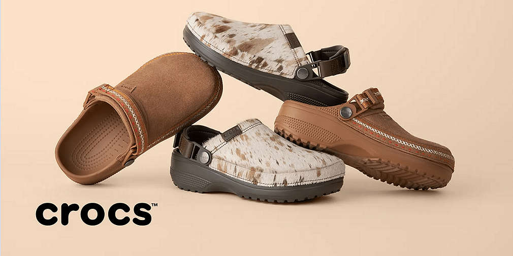 buty Crocs na beżowym tle