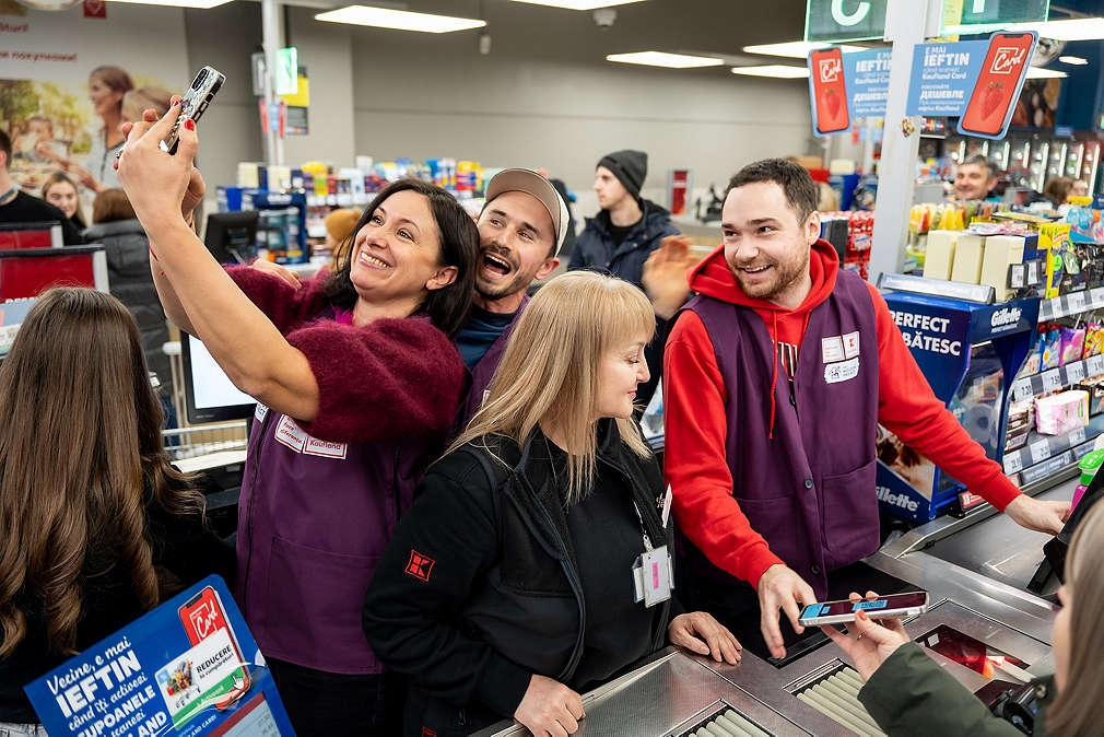 Zeci de persoane publice au devenit casieri pentru o zi. Peste 420.000 lei și două tone de produse alimentare redirecționate către The Moldova Project