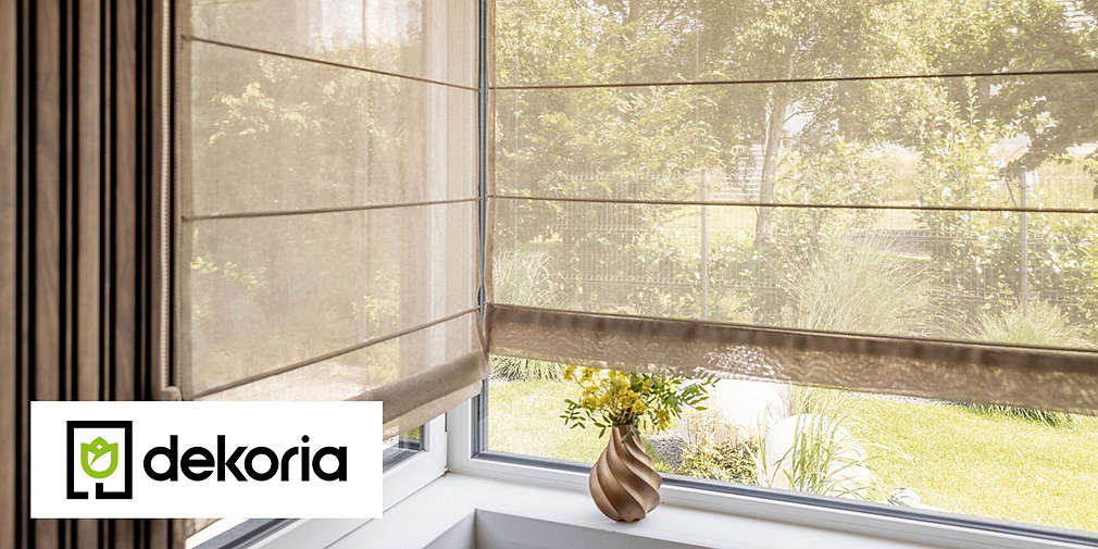 rolety spuszczone prawie do końca szyby