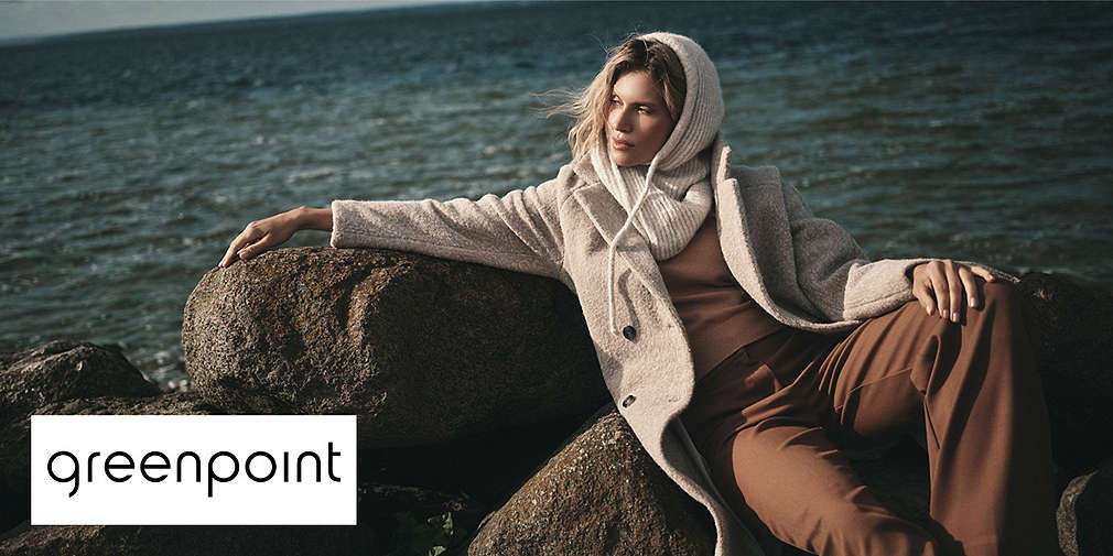 zdjęcie pani siedzącej nad morzem