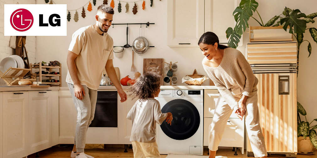 Rodzina (mama, tata i chłopiec) w kuchni przy pralce