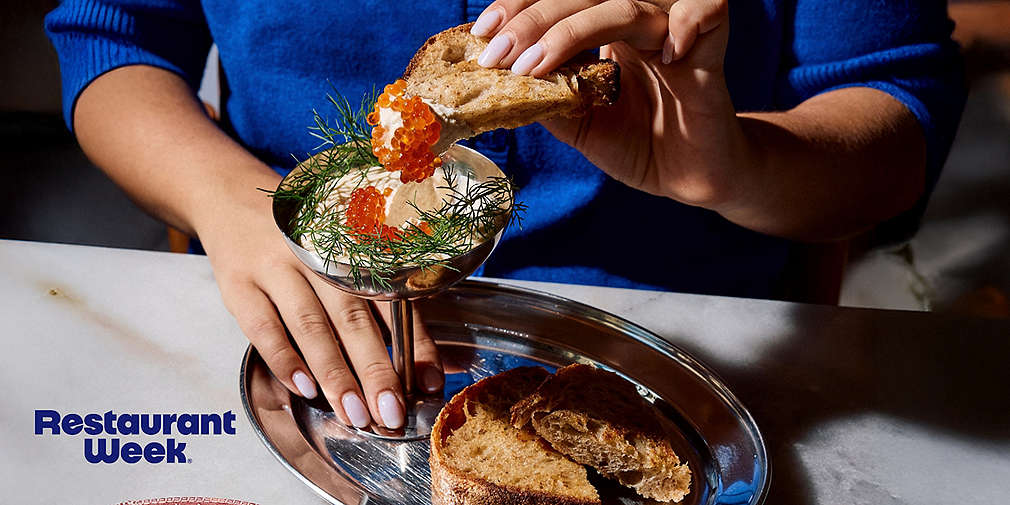 osoba jedząca danie