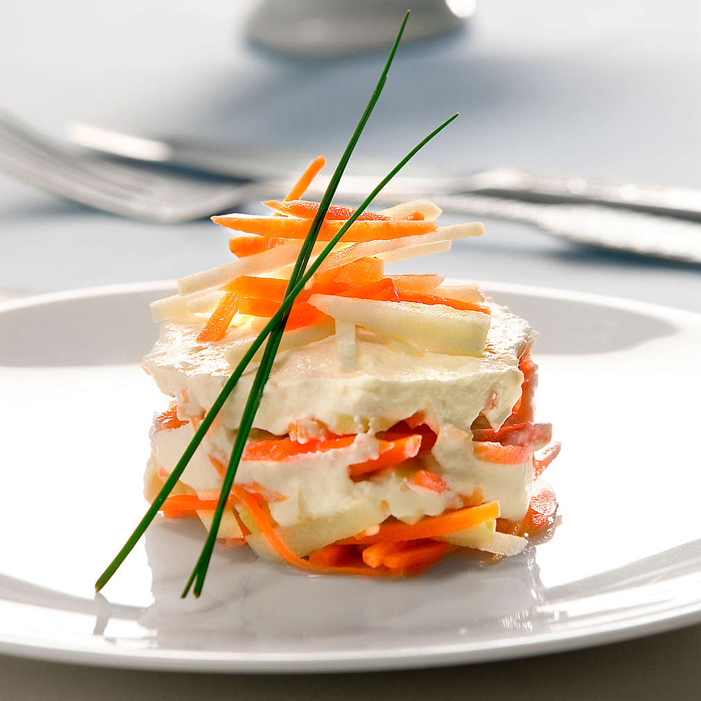Изобразяване на рецептата Салата от моркови с ябълки и сирене "Крема"