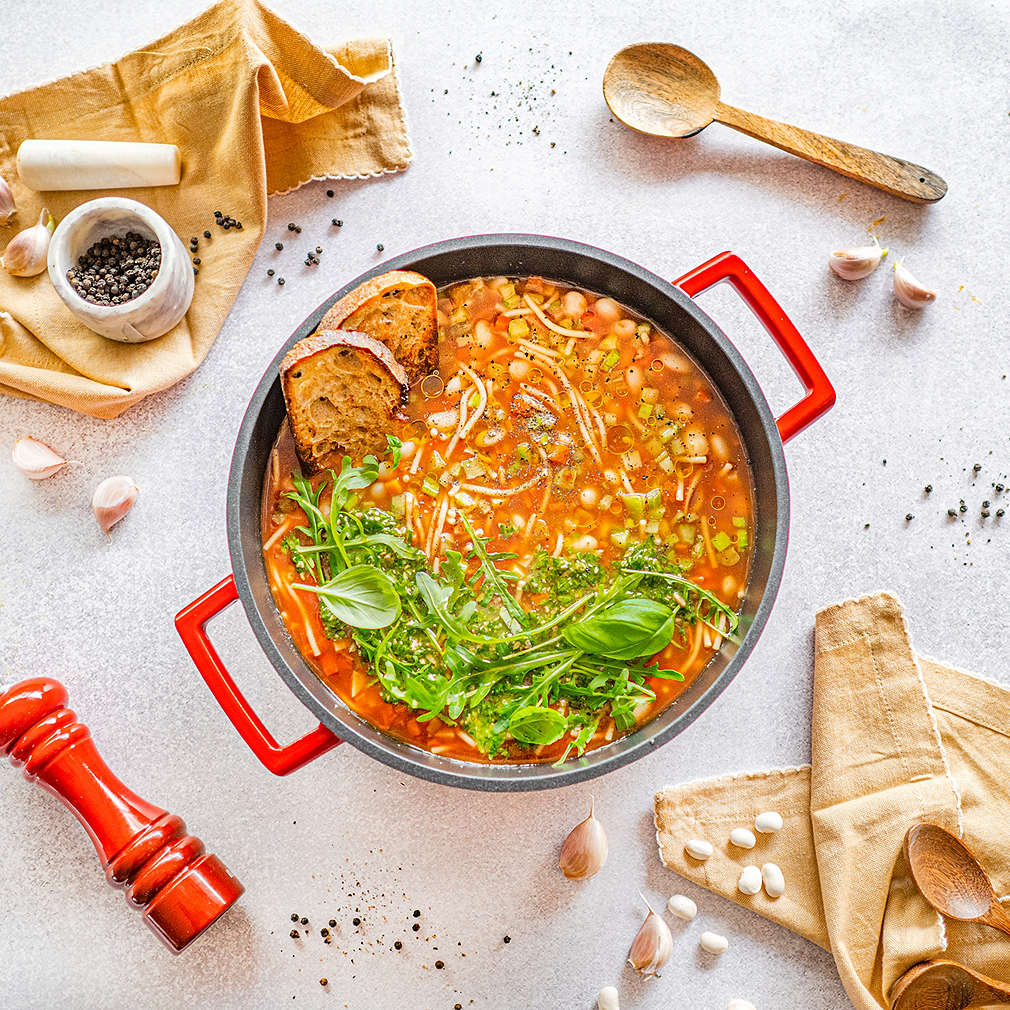 Zdjęcie przepisu Zupa minestrone ze świeżymi pomidorami i pesto z rukoli
