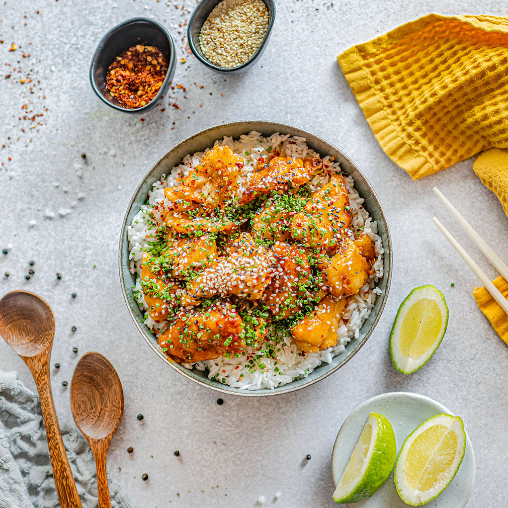 Zdjęcie przepisu Ryż z kurczakiem w miodowej glazurze z chili i sezamem