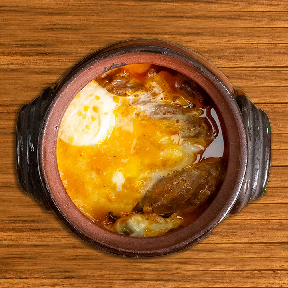 Изобразяване на рецептата Гювече с наденица и яйце