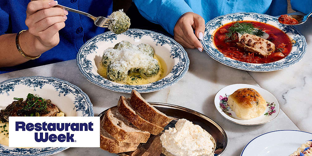 stól zastawiony kilkoma potrawami