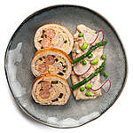 Ruladă cu rozmarin, cârnați afumați și sos brun