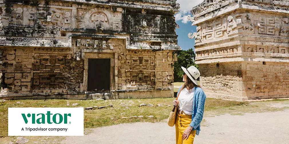 Kobieta w kapeluszu zwiedza ruiny starożytnych budynków