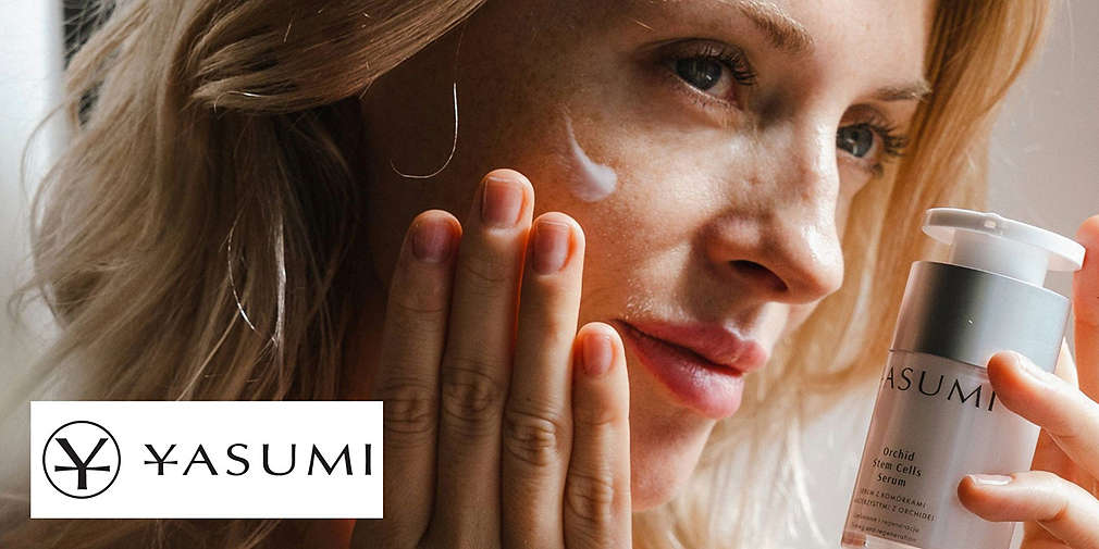 zdjęcie kobiety wcierającej krem w twarz