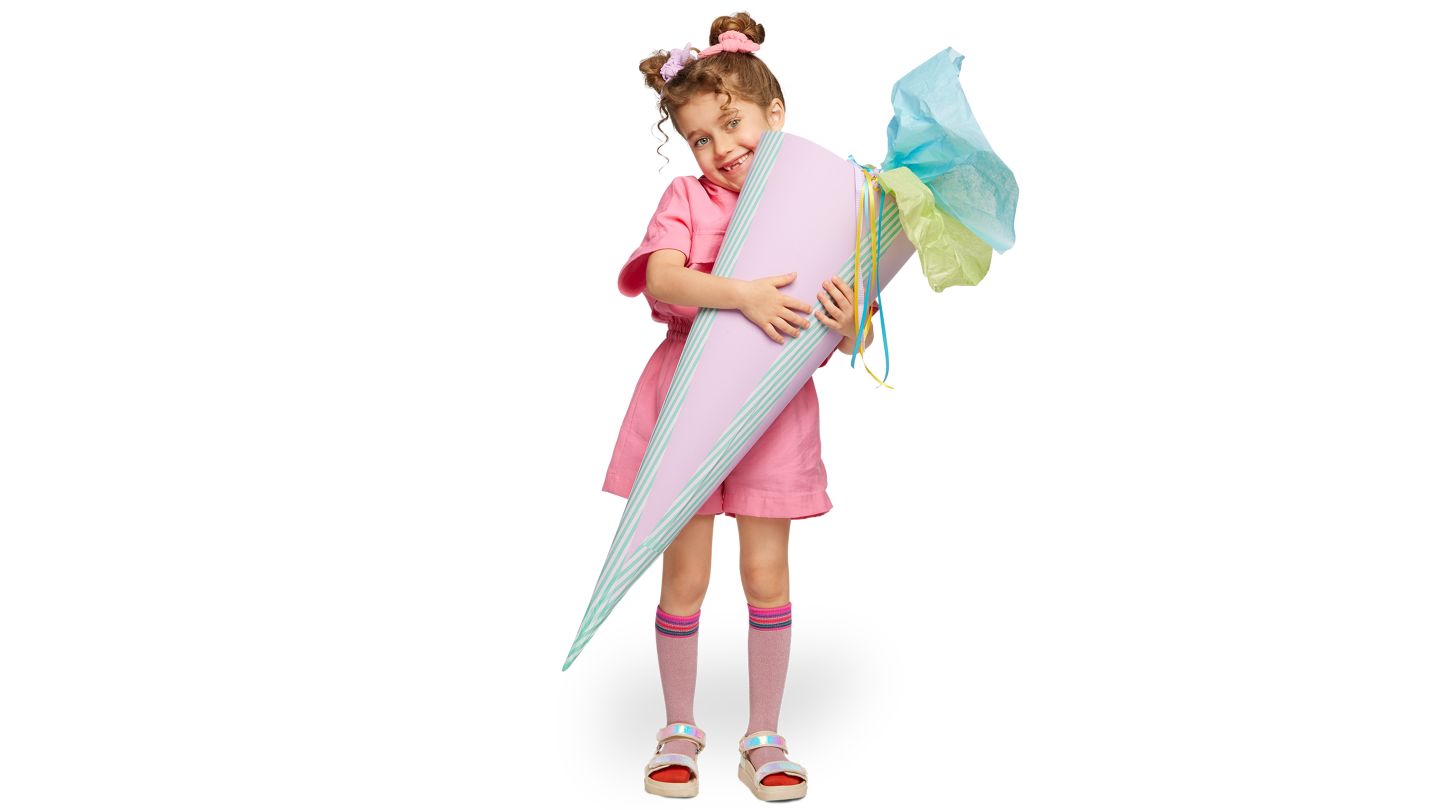 Schulmädchen mit einer Schultüte