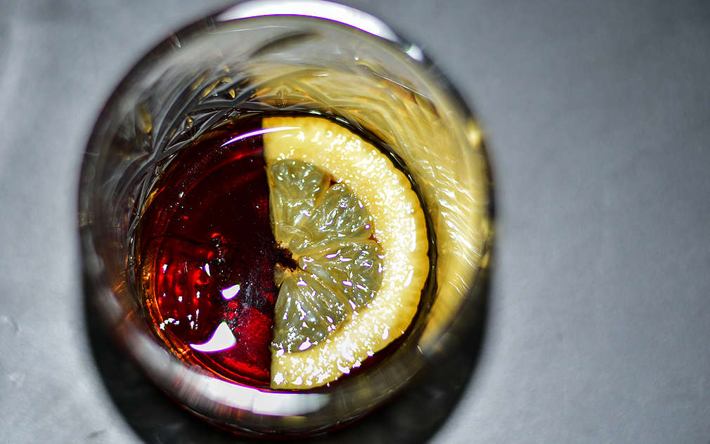 Talijanski amaro u čaši s kriškom limuna