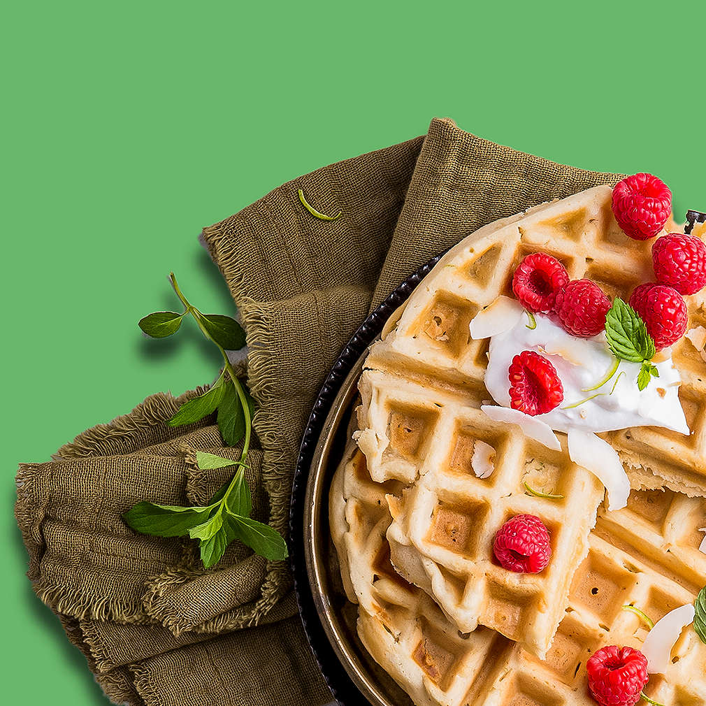 Vegane Kokoswaffeln auf grünem Untergrund