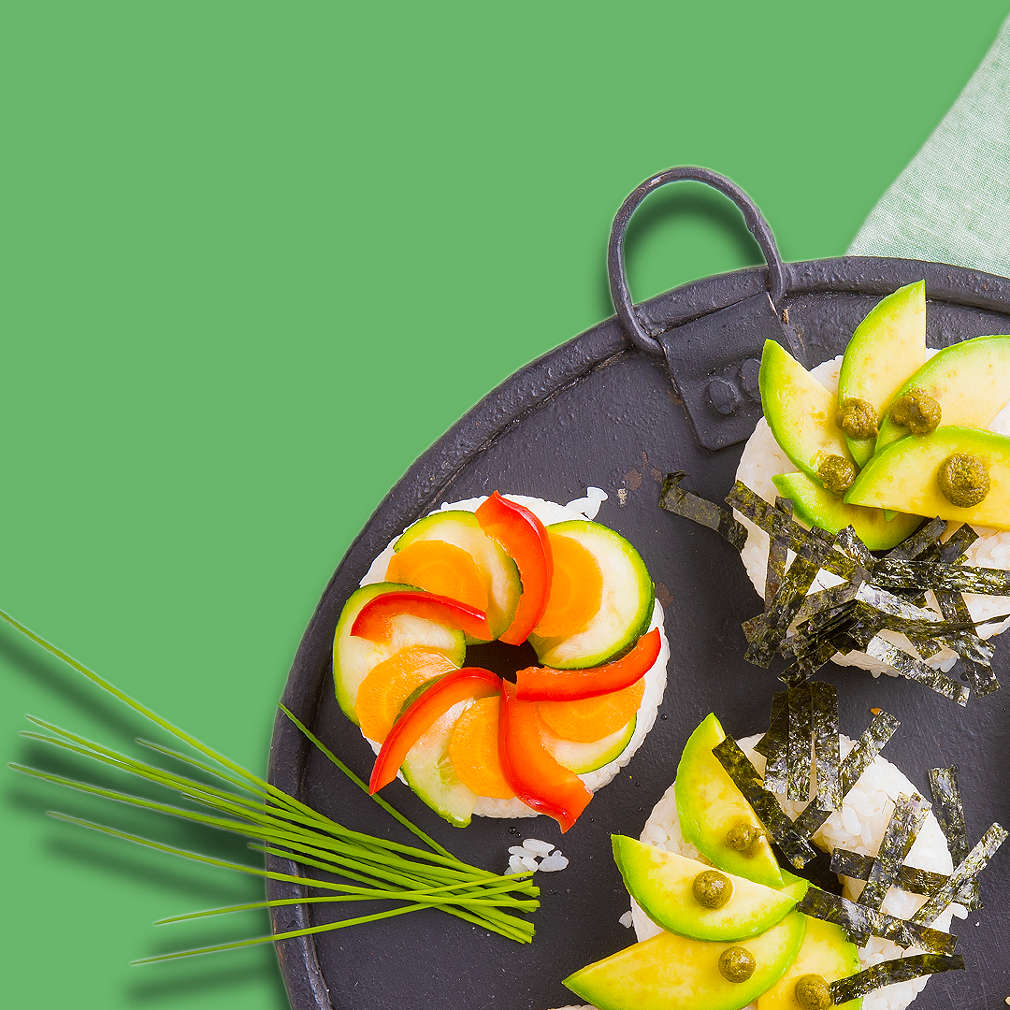 Vegane Sushi-Donuts auf grünem Untergrund