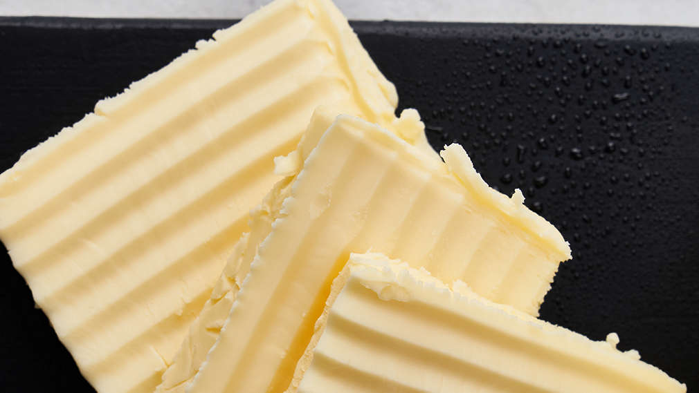 Zdjęcie masła ze słodkiej i kwaśnej śmietany