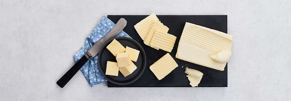 Obrázek čerstvého másla ze sladké a ze zakysané smetany
