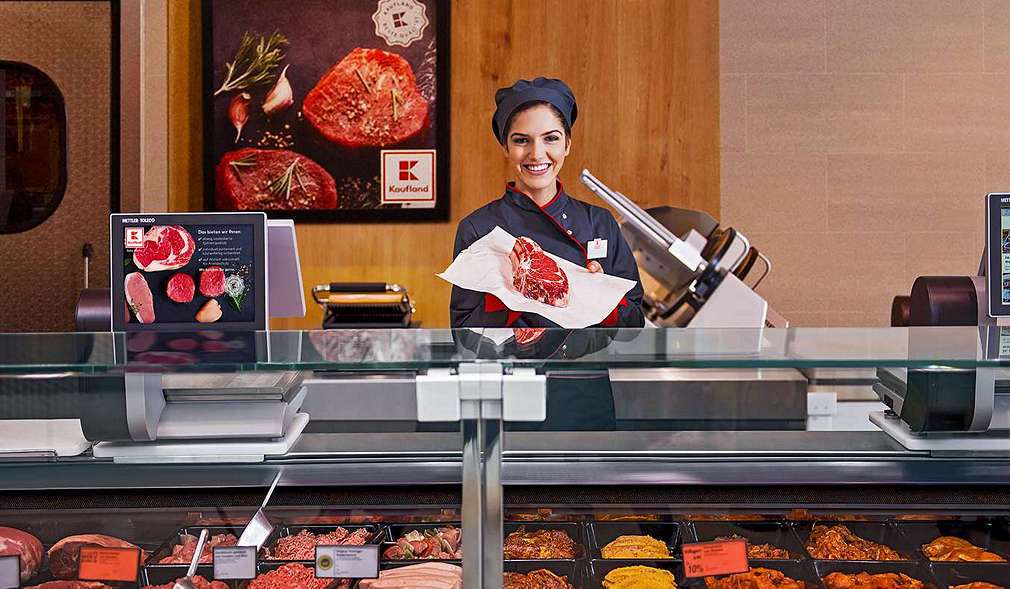 Stoisko mięsne z ladą w stacjonarnym sklepie Kaufland 