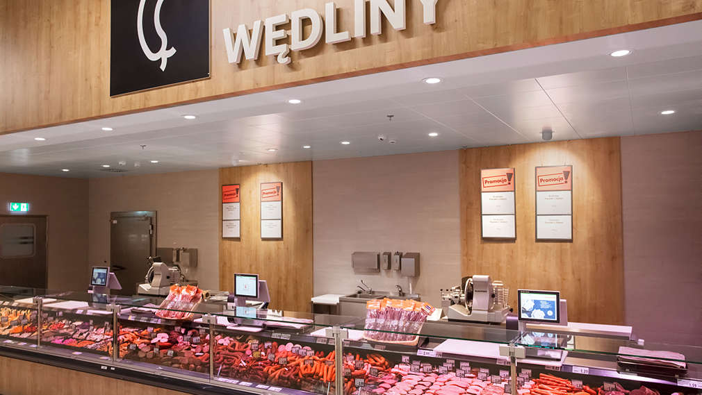  Stoisko z obsługą  (lada) ze świeżymi wędlinami w sklepach Kaufland 