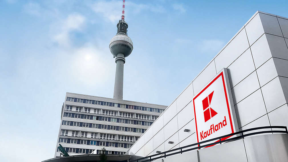 Außenansicht Kaufland Filiale. Neben eines Fernsehturms