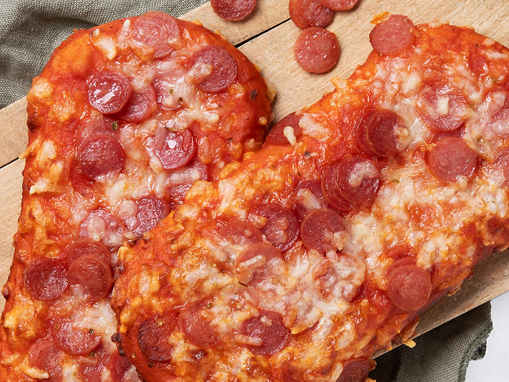 Detaljan pregled pizze sa šunkom