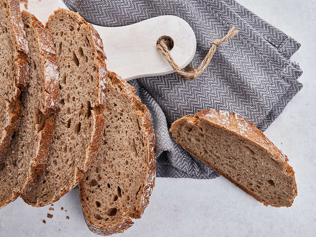 Detailný pohľad na čerstvý ražný zmiešaný chlieb