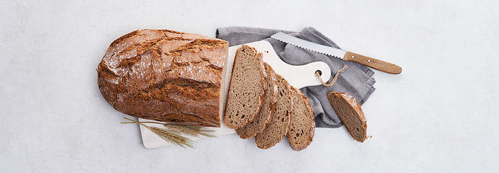 Slika svježeg miješanog raženog kruha