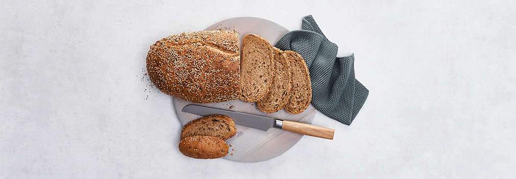 Slika svježeg kruha od više žitarica