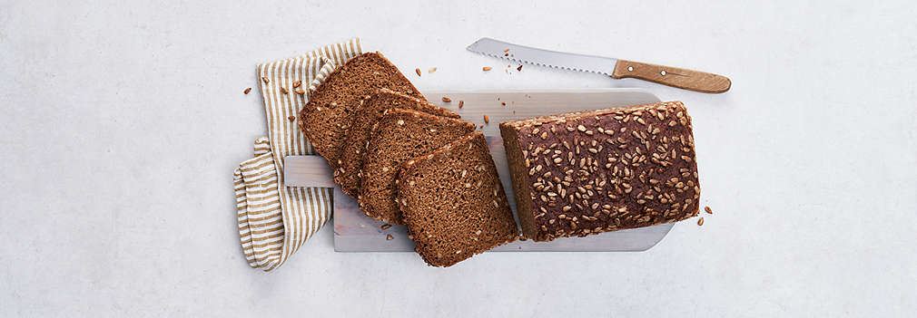 Детайлно изображение на хляб със слънчогледово семе