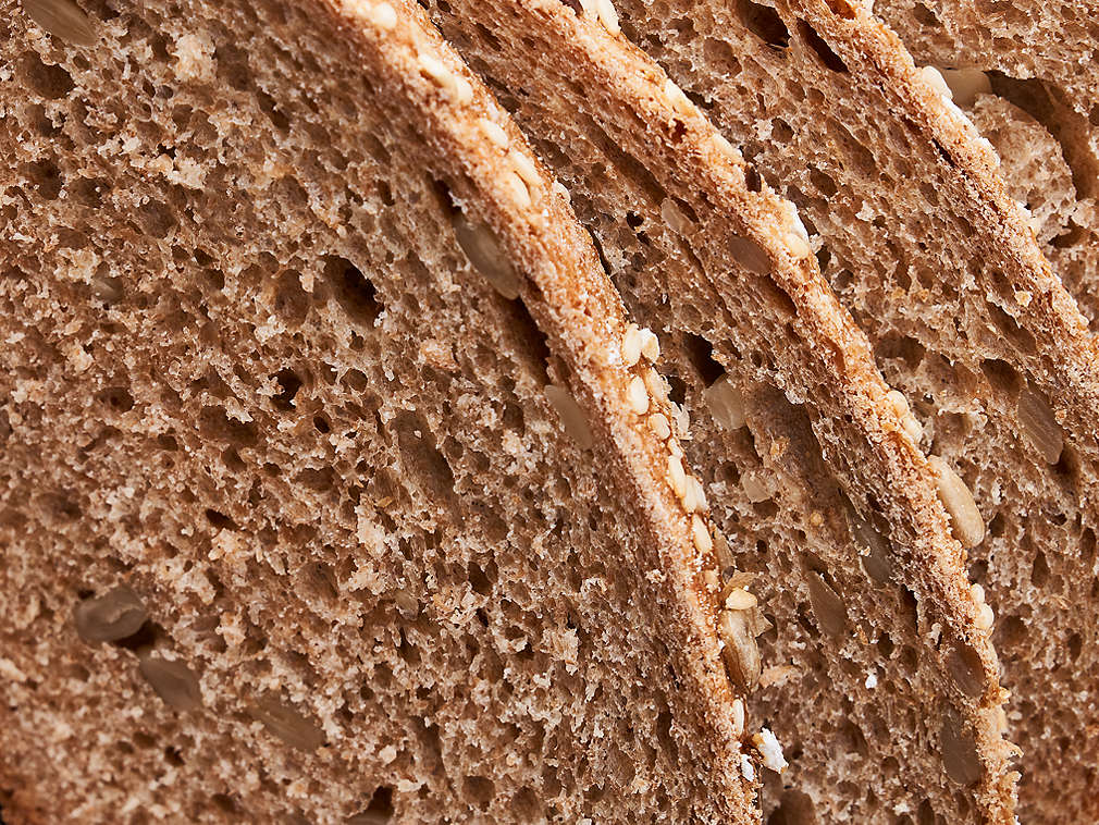 Свежий хлеб из цельнозерновой муки, подробный вид