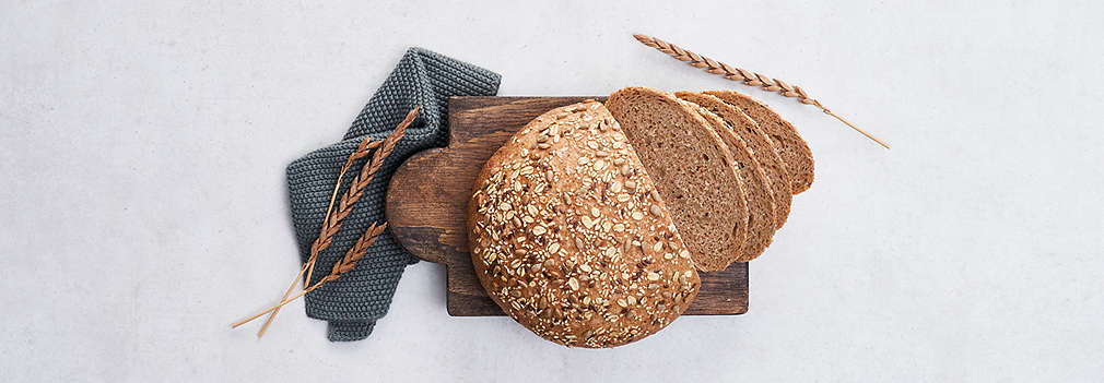 Zdjęcie świeżego chleba pełnoziarnistego