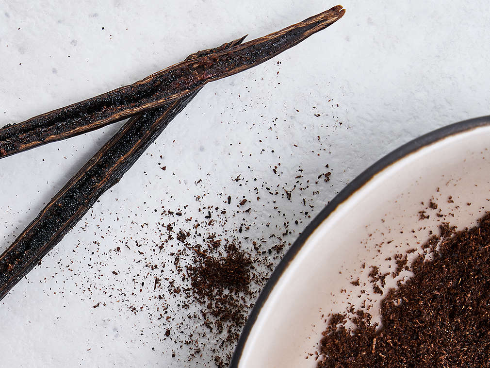 Păstăi de vanilie și vanilie măcinată în detaliu