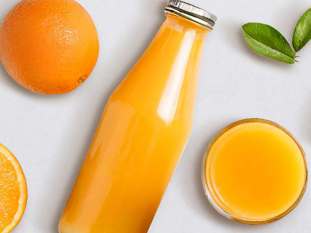Świeży sok pomarańczowy w ujęciu szczegółowym